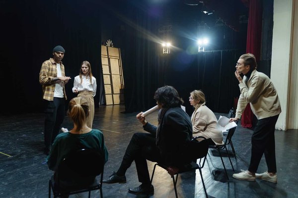 Quelles méthodes les théâtres locaux peuvent-ils utiliser pour encourager la participation des jeunes dans les arts dramatiques ?